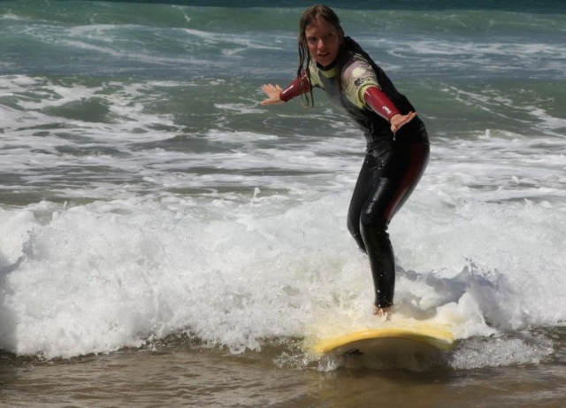 surfea hasta la orilla